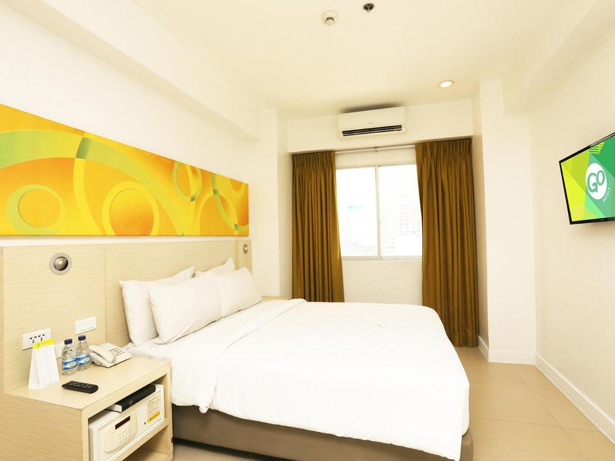 Go Hotels Timog Quezon City Exterior foto