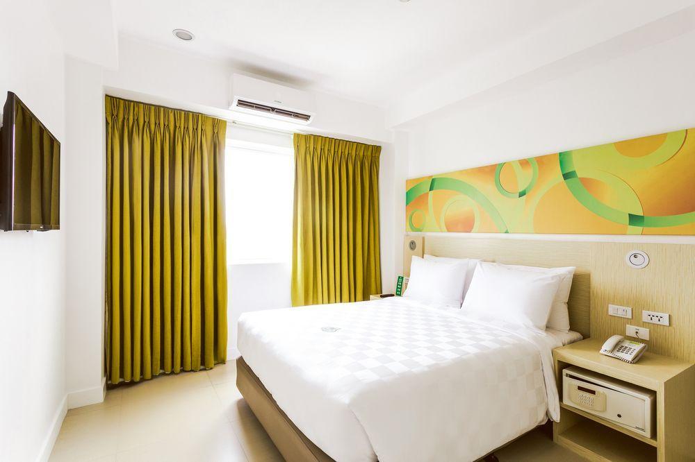 Go Hotels Timog Quezon City Exterior foto